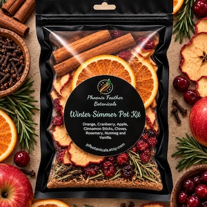 Puede incluir: Una bolsa negra resellable que contiene un kit de cocción a fuego lento de invierno de Phoenix Feather Botanicals. La ventana transparente muestra rodajas de naranja secas, canela, arándanos, manzana, romero y clavos de olor.