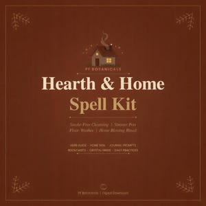 Könnte beinhalten: Eine dunkelbraune digitale Grafik mit dem Titel Hearth & Home Spell Kit von PF Botanicals. Sie zeigt ein kleines Haus-Symbol mit Rauch und listet Inhalte wie rauchfreie Reinigung, Simmer-Töpfe, Bodenwaschungen und Haussegnungsrituale auf.