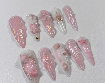 Presse rose rose sur les ongles : nail art 3D sirène et étoiles de mer en perles