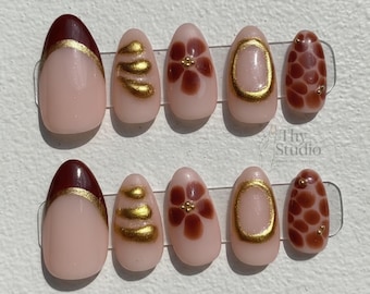 Handgjorda bruna blommiga krompressnaglar - höstnageldesign