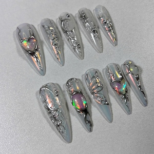 Holographisches Herz Press On Nails: Silber-Chrom-Fee-Flügel, 3D-Buntglas Nail Art