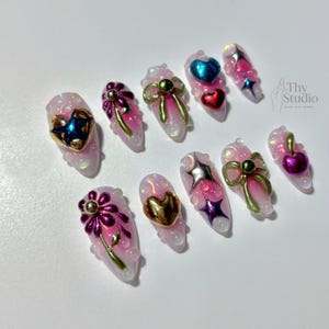 Rosa 3D Herz Press On Nails, irisierende Bogennägel, Blumen und Kirschnagelkunst, niedliche handgemachte Pressaufspitzen, Girly Nagelset, Nägel Geschenkset