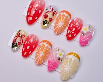 Salade de fruits faite main à presser sur les ongles : fraises, agrumes et cerises