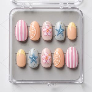 Puede incluir: Un juego de diez uñas postizas dispuestas en un estuche de plástico transparente. Los diseños incluyen rayas verticales rosas y blancas, rodajas de melocotón sobre fondo melocotón, flores de hibisco rosas, estrellas de mar azules sobre fondo gris.