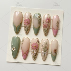 Uñas postizas con diseño floral pintado a mano, estilo cottagecore botánico, puntas francesas en verde salvia.