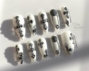 Uñas postizas góticas con cruz plateada en 3D: estilo punk con efecto stiletto Y2K