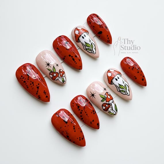 20 Halloween Nail Ideas With Ghosts, Bats and Spooky Details 5 Mushroom Ghosts