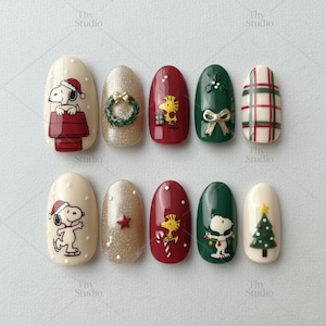 Puede incluir: Un conjunto de diez diseños de arte de uñas con temática navideña. Los diseños presentan a Snoopy, coronas, lazos y patrones de cuadros en rojo, verde, dorado y blanco. Cada uña tiene un diseño diferente, perfecto para la temporada navideña.