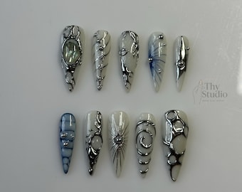 Uñas postizas 3D en cromo plateado: Arte de uñas abstracto estilo ataúd ciberpunk