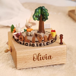 Caja de música de tren de madera personalizada, regalo de Pascua personalizado, caja de música de conejito con nombre, primera Pascua del bebé, regalo para niños pequeños