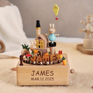 Caja de música de madera con forma de conejito con nombre en el tren, regalo personalizado para bebé, primer cumpleaños, regalo para niño pequeño, regalo personalizado para baby shower.