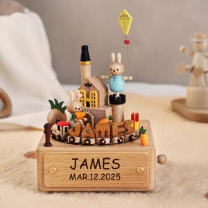 Caja de música de madera con forma de conejito con nombre en el tren, regalo personalizado para bebé, primer cumpleaños, regalo para niño pequeño, regalo personalizado para baby shower.