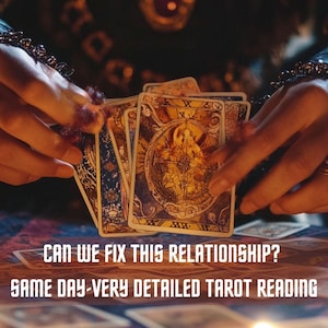 Op de afbeelding: Een tarotkaartlezing met de vraag "Kunnen we deze relatie herstellen?" en de tekst "Zelfde dag - zeer gedetailleerde tarotlezing". De afbeelding toont iemands handen die een spreiding van tarotkaarten vasthouden, met een brandende kaars op de voorgrond.