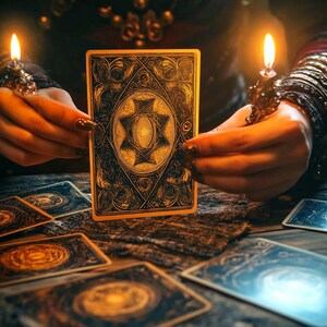 Pu&ograve; includere: Una cartomante tiene in mano una carta dei tarocchi con un disegno a forma di stella al centro. La carta &egrave; circondata da altre carte dei tarocchi su un tavolo di legno con un panno scuro.