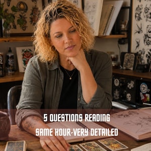 Peut inclure: Une personne aux cheveux blonds bouclés portant une chemise vert foncé est assise à une table en bois avec des cartes de tarot et un livre ouvert. Le texte 5 QUESTIONS READING SAME HOUR-VERY DETAILED est superposé sur l'image.