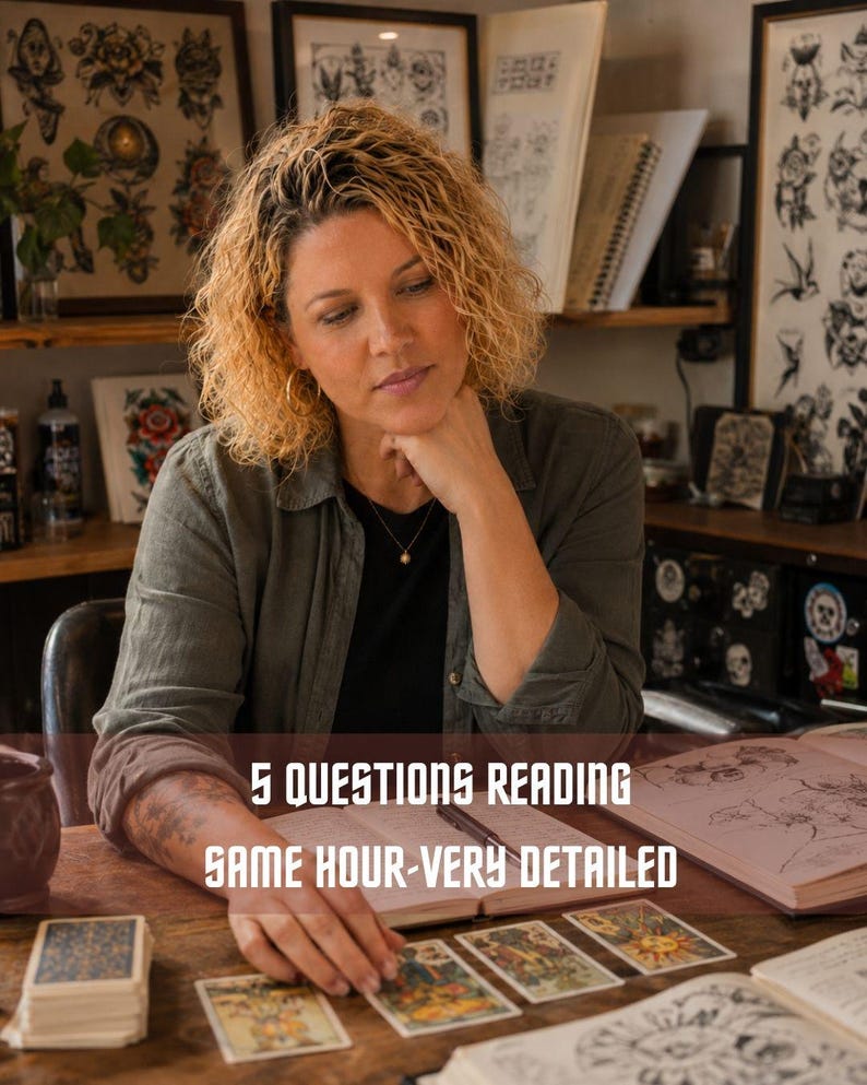 Pu&ograve; includere: Una persona con capelli biondi ricci che indossa una camicia verde scuro siede a un tavolo di legno con carte dei tarocchi e un libro aperto. Il testo 5 QUESTIONS READING SAME HOUR-VERY DETAILED &egrave; sovrapposto all'immagine. Sul tavolo c'&egrave; un mazzo.