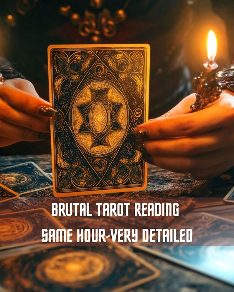Pu&ograve; includere: Una lettura di carte dei tarocchi con una candela accesa e una serie di carte dei tarocchi su un tavolo di legno. La carta in mano &egrave; dorata con un motivo a stella nera. Il testo sul tavolo recita "Brutal Tarot Reading Same Hour-Very Detailed".