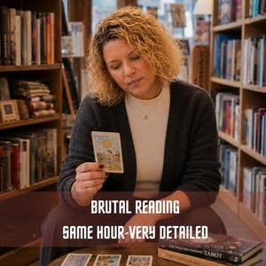 Peut inclure: Une personne aux cheveux blonds bouclés portant un cardigan gris foncé et un haut blanc tient une carte de tarot illustrée d'un soleil. Sur la table se trouvent plusieurs cartes de tarot, deux livres intitulés The Wild Unknown Tarot et Tarot For Your Self, ainsi que des cristaux.