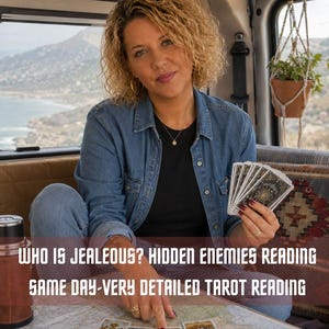 Könnte beinhalten: Ein Tarotkartendeck in einer Hand und vier auf einer Landkarte ausgelegte Tarotkarten mit dem Text-Overlay: WHO IS JEALOUS? HIDDEN ENEMIES READING SAME DAY-VERY DETAILED TAROT READING. Die Karten zeigen detaillierte goldene und schwarze Illustrationen.