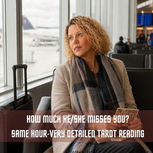 Peut inclure: Une personne aux cheveux blonds boucl&eacute;s portant un manteau beige et une &eacute;charpe &agrave; carreaux gris, tenant un jeu de cartes de tarot. Le texte sur l'image indique : HOW MUCH HE/SHE MISSES YOU? SAME HOUR-VERY DETAILED TAROT READING.