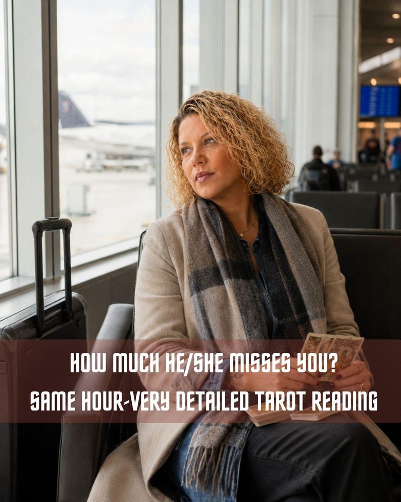 Peut inclure: Une personne aux cheveux blonds boucl&eacute;s portant un manteau beige et une &eacute;charpe &agrave; carreaux gris, tenant un jeu de cartes de tarot. Le texte sur l'image indique : HOW MUCH HE/SHE MISSES YOU? SAME HOUR-VERY DETAILED TAROT READING.