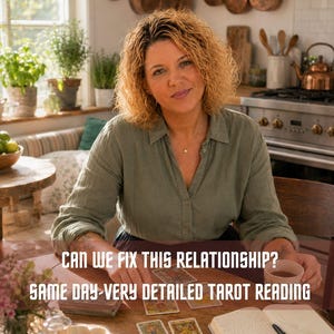 Puede incluir: Una persona con cabello rubio rizado y camisa abotonada de color verde salvia sentada a una mesa de madera con cartas de tarot, un cuaderno y un bolígrafo. El texto "CAN WE FIX THIS RELATIONSHIP? SAME DAY-VERY DETAILED TAROT READING" está superpuesto.