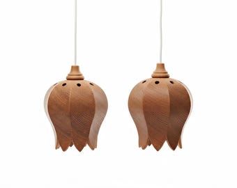 Para lamp wiszących z drewna sosnowego: skandynawskie lampy wiszące z lat 70.