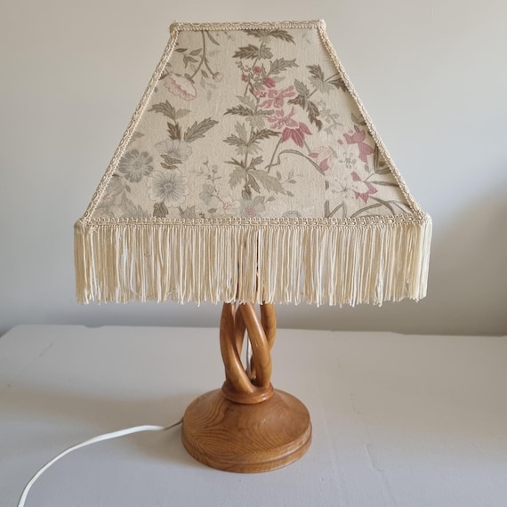 Mid-century table lamp with handmade twisted  oak lamp base, 1960s, Fabric fringed lampshade, Scandinavian Mid century Table Lamp av wooden
