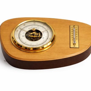 Barómetro y termómetro de mediados de siglo, Suecia, década de 1960, madera de teca, latón, estación meteorológica de escritorio.