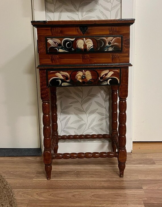 Antique Swedish Handmade Sewing Chest, Swedish «Kurbitsmaleri» Sewing Chest, Dalarna Folk Art, 1944, Dalarna Sweden