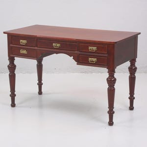 Escritorio victoriano antiguo vintage de caoba: elegantes patas torneadas, varios cajones, perfecto para la oficina en casa.