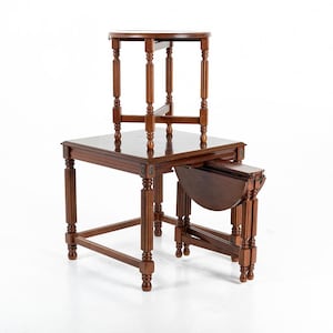 Vintage Mahogany Nesting Tables – Expandable Drop Leaf Side Tables with Classic Carved Legs – Set of 3