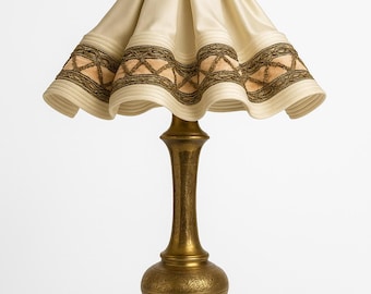 Lampada da tavolo in ottone, stile vittoriano indiano, con paralume in seta smerlato e base a balaustro.