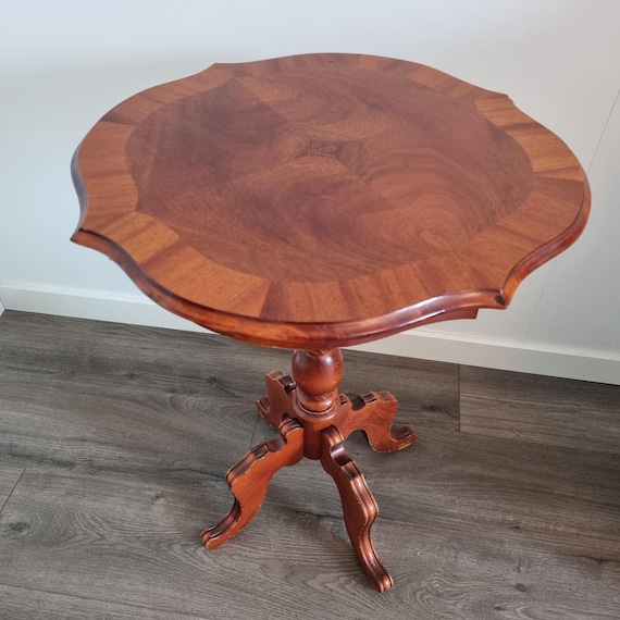 Vintage Mahogany Side Table – Elegant Pedestal Accent Table with Ornate 4-Legged – Classic Antique Decor