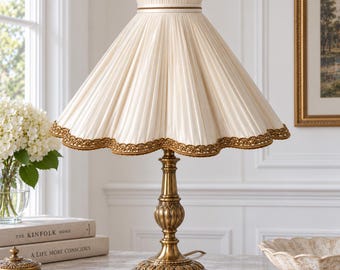 Originele Zweedse vintage geplooide zijden lampenkap, ivoorkleurige lampenkap met geschulpte rand en gouden bies, boudoirverlichting uit de jaren 1950