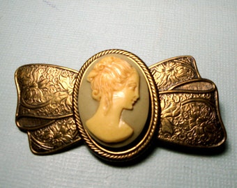 Green & Cream Cameo Pin on Goldtone Etched Style BOW,  Oval Resin Cabochon  1970s Unused