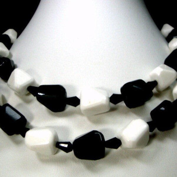 Black White 1950s Necklace, 2 Strand Adjustable Choker, Vintage Office Plastic Retro Beads, Op Art, Crisp Tavel Lightweight, Travel