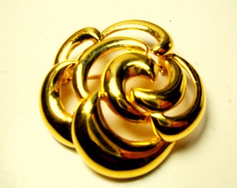 NAPIER Signed Gold Flower Circle Pin, 1980s Shiny Swirly Finished Brooch, Magnified Shows Scratches