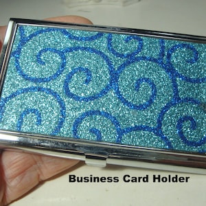 PRIX DE VENTE, étui porte-cartes de visite, spirales turquoise et bleues très scintillantes sur boîte à charnière argentée, cartes de taille standard