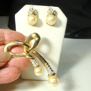 Large Gold, Pearl & Rhinestone BOW Brooch with Post Earrings Set, Glitzy Glam Claasic Pin with White Pearls, Very Glittery Stones