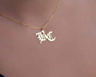 Collana personalizzata con iniziale in inglese antico: gioielli gotici personalizzati
