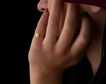 Anello con numero personalizzato: delicato gioiello personalizzato in oro 14K