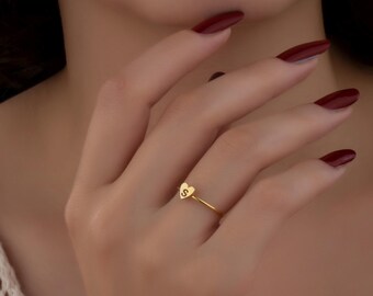 Anello a cuore con iniziale personalizzata: delicato gioiello personalizzato in argento sterling