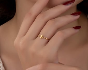 Delicato anello con iniziale: gioielli personalizzati in argento sterling 925 e oro 14 carati