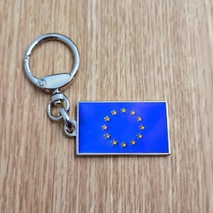 Bandera Union Europea llavero colgante Metal esmalte color colección paises del mundo. Anilla con resorte giratorio. LLavero para regalar.