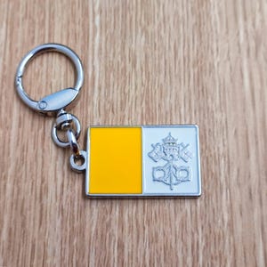 Flag Vatican keychain pendant Metal enamel color classic flags of countries. Ring with rotating spring. Keychain for gift.
