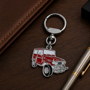 Sleutelhanger in de vorm van een klassieke Toyota Land Cruiser FJ40, geëmailleerd metaal, verzamelobject, cadeau voor autoliefhebbers en verzamelaars.