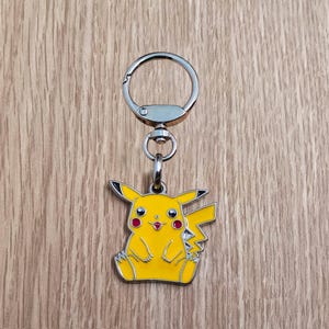 Picachu-Schlüsselanhänger aus Metall, farbiger Emaille-Schlüsselanhänger, Cartoon-Jungen-Schlüsselanhänger, klassischer Retro-Schlüsselanhänger aus flachem, leichtem Metall