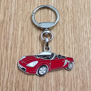 Ciondolo portachiavi rosso Toyota MR2 Collezione di auto d&#39;epoca in metallo smaltato. Anello con molla rotante. Portachiavi da regalare.