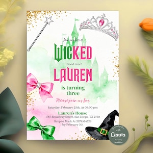 Könnte beinhalten: Eine verspielte Einladung für eine Geburtstagsfeier. Das Design zeigt ein Schloss, eine Tiara, einen Zauberstab und Schleifen. Der Text lautet "Wicked Lauren wird drei". Die Einladung enthält Party-Details.